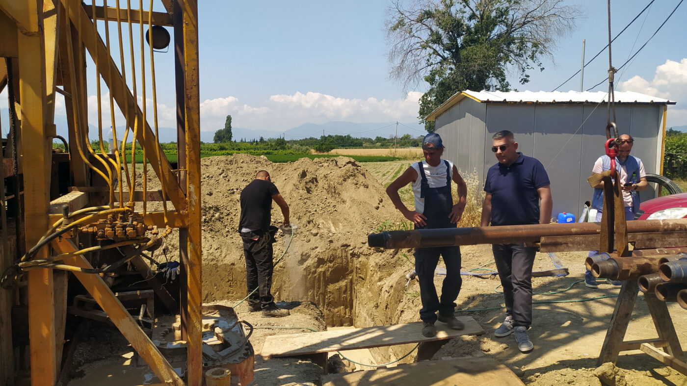 Ξεκίνησαν οι εργασίες ανόρυξης της νέας υδρευτικής γεώτρησης στον Κορινό