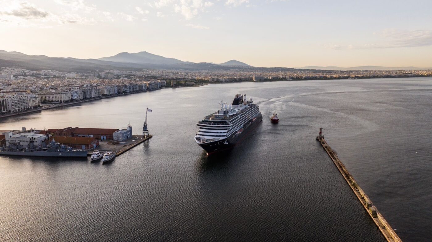 Θεσσαλονίκη: Το «EXPLORA I» έπιασε λιμάνι – Επιβάτες του, επέλεξαν το αρχαίο Δίον