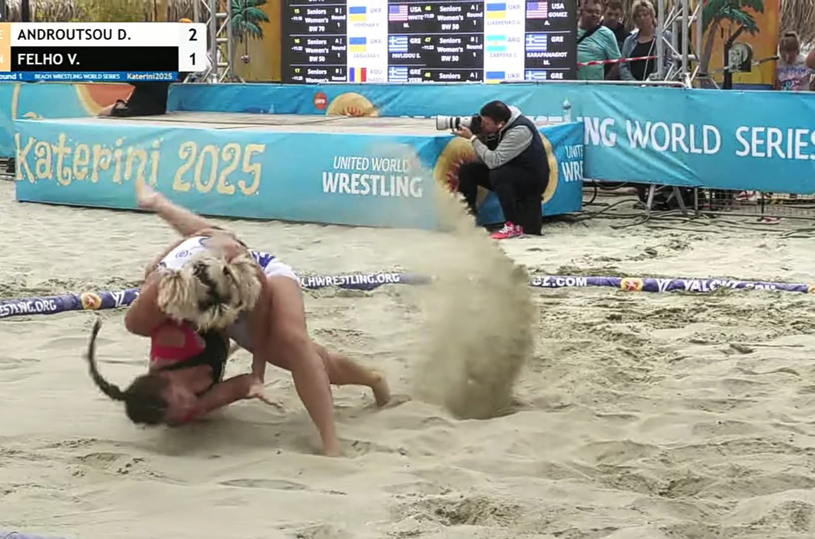 Οι τελικοί του παγκόσμιου πρωταθλήματος πάλης στην άμμο στην Παραλία Κατερίνης το απόγευμα της Κυριακής 28/09