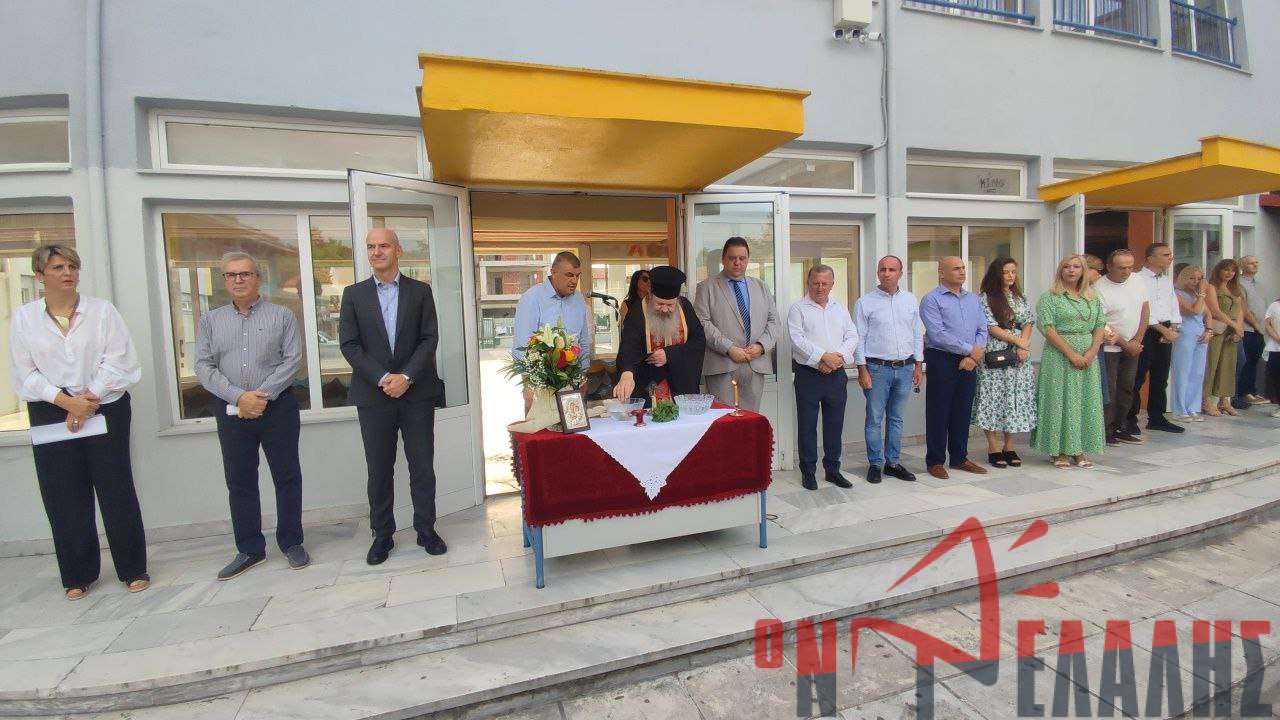 Εικόνες από τον αγιασμό στο 4ο Γυμνάσιο και Λύκειο Κατερίνης