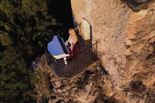 Η «ιπτάμενη πιανίστρια» Έλενα Ξυδιά παίζει πιάνο στο χείλος του γκρεμού στον Όλυμπο