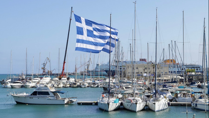 Ηράκλειο: Υψώθηκε γιγαντιαία ελληνική σημαία στο λιμάνι