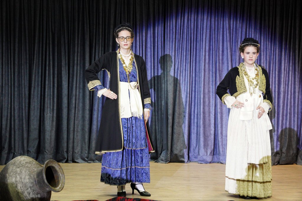 Λύκειο Ελληνίδων Κατερίνης: Τιμή στην απελευθέρωση της πόλης με παραδοσιακές φορεσιές