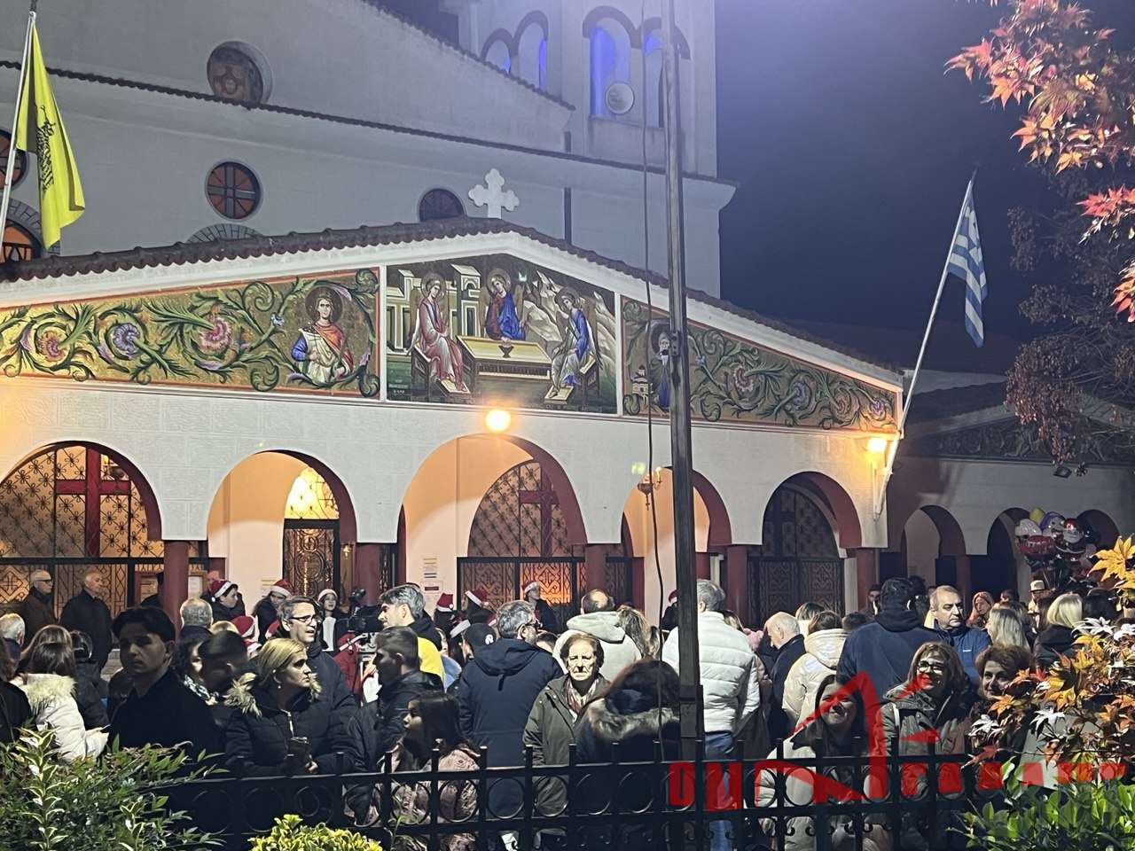 Η Μητρόπολη φωταγώγησε το Χριστουγεννιάτικο Δέντρο! (vid)