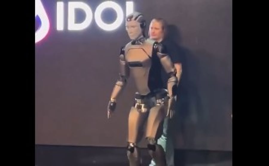 Καλά πήγε αυτό: Ανθρωποειδές ρομπότ… σωριάζεται κατά την παρουσίαση του στη Ρωσία (Βίντεο)