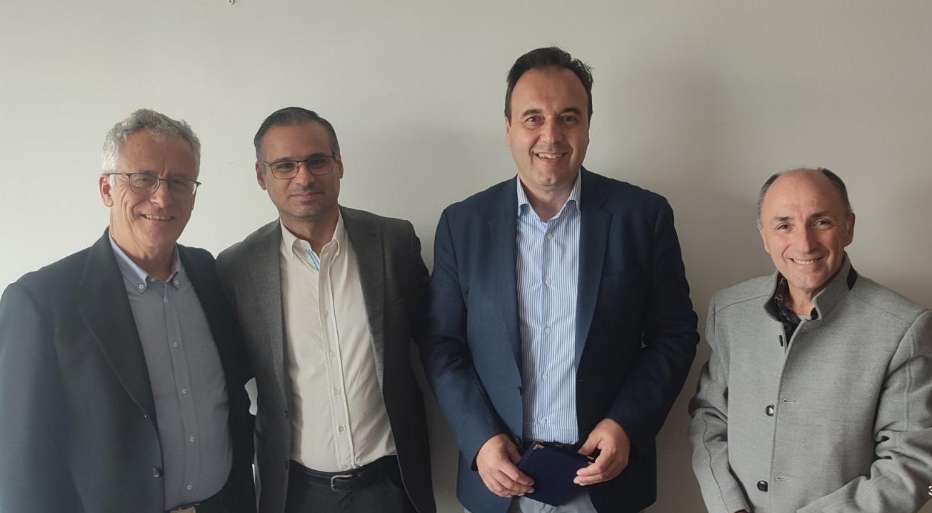 Συνάντηση ΕΣΕΤ με τον Δημήτρη Παπαστεργίου – Τιμητική πλακέτα στον υπουργό Ψηφιακής Διακυβέρνησης