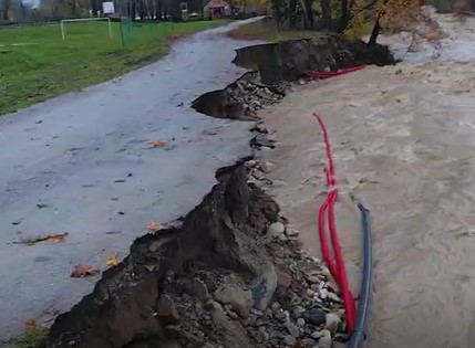 Κατερίνη: “Εξαφανίστηκε” τμήμα του οδοστρώματος στο Πλατανόδασος (vid)